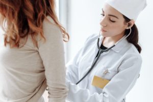 photo de médecin oscultant